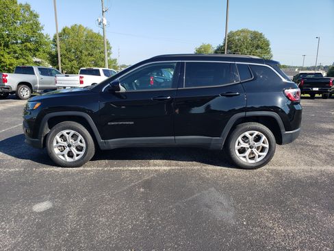 Used 2025 Jeep Compass Latitude w/ Sun & Sound Group AWD/4WD image 6