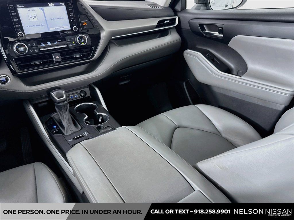 Used 2022 Toyota Highlander XLE AWD/4WD image 23
