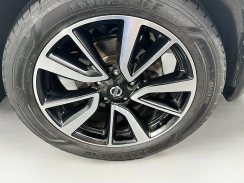 Used 2018 Nissan Rogue SL w/ Premium Package image 11