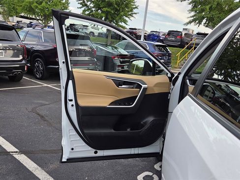 Used 2022 Toyota RAV4 XLE AWD/4WD image 13