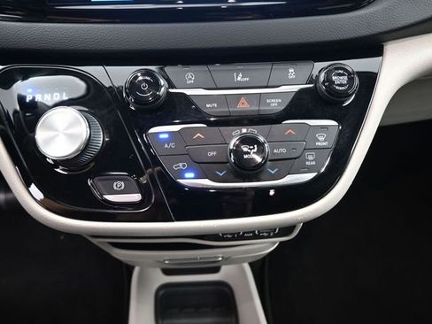 Used 2022 Chrysler Pacifica Touring-L image 6