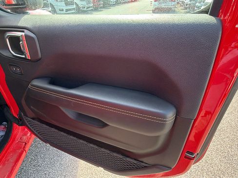 Used 2025 Jeep Wrangler Unlimited Sahara w/ Safety Group AWD/4WD image 18