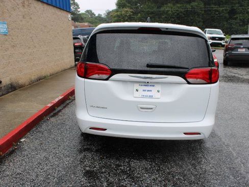 Used 2021 Chrysler Voyager LX FWD image 5