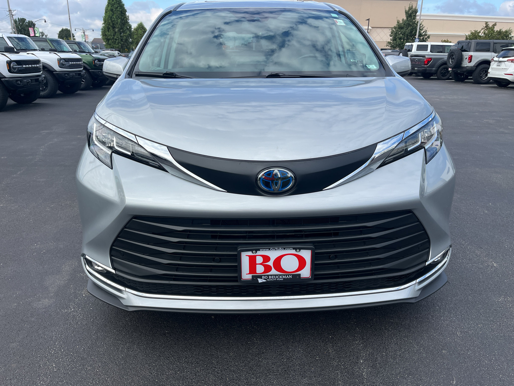 Used 2021 Toyota Sienna XLE w/ XLE Plus Package AWD/4WD image 2