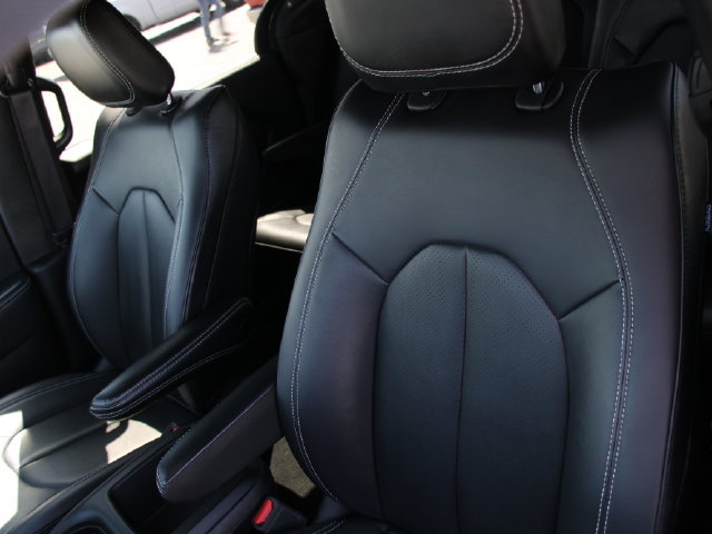 Used 2025 Chrysler Pacifica Select FWD image 5