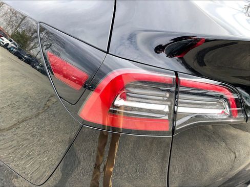 Used 2022 Tesla Model Y Long Range image 30