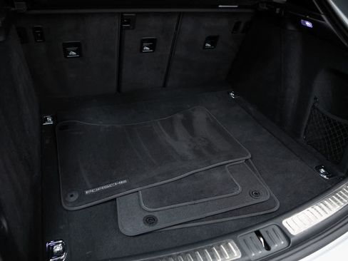Certified 2024 Porsche Macan AWD/4WD image 38