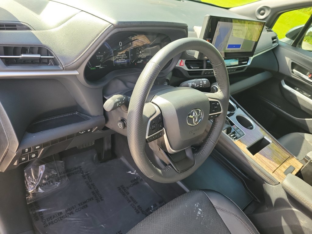 Used 2025 Toyota Sienna Limited FWD image 7