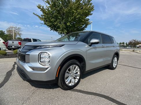 Used 2025 Mitsubishi Outlander ES image 2