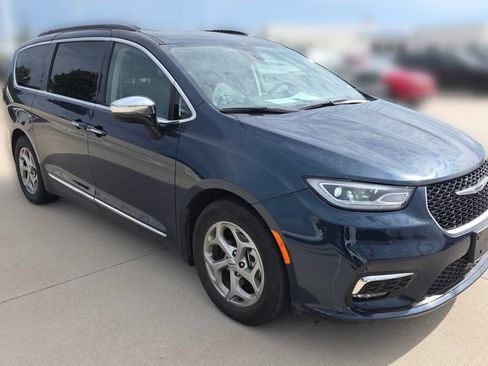 Used 2023 Chrysler Pacifica Limited FWD image 7