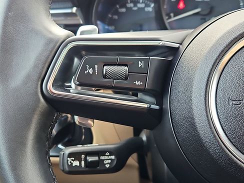 Certified 2025 Porsche Macan image 30