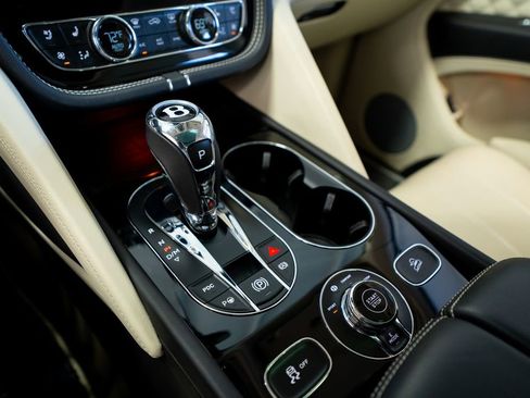 Used 2021 Bentley Bentayga Plug-In Hybrid AWD/4WD image 43