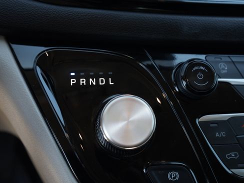 Used 2024 Chrysler Pacifica Touring-L image 10