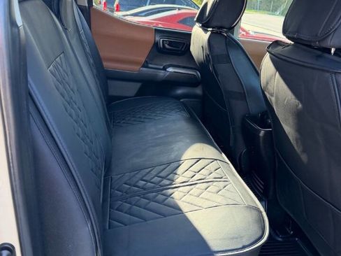 Used 2016 Toyota Tacoma SR5 w/ SR5 Appearance Package (SN) image 9