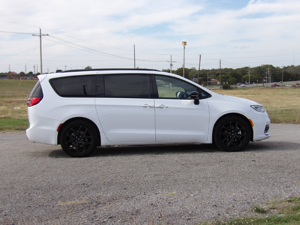 Used 2025 Chrysler Pacifica Limited FWD image 5
