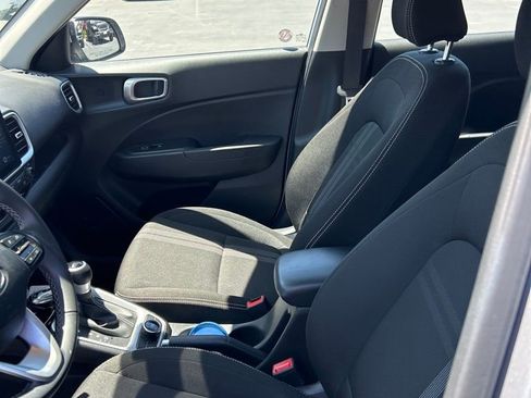 Used 2025 Hyundai Venue SEL FWD image 18