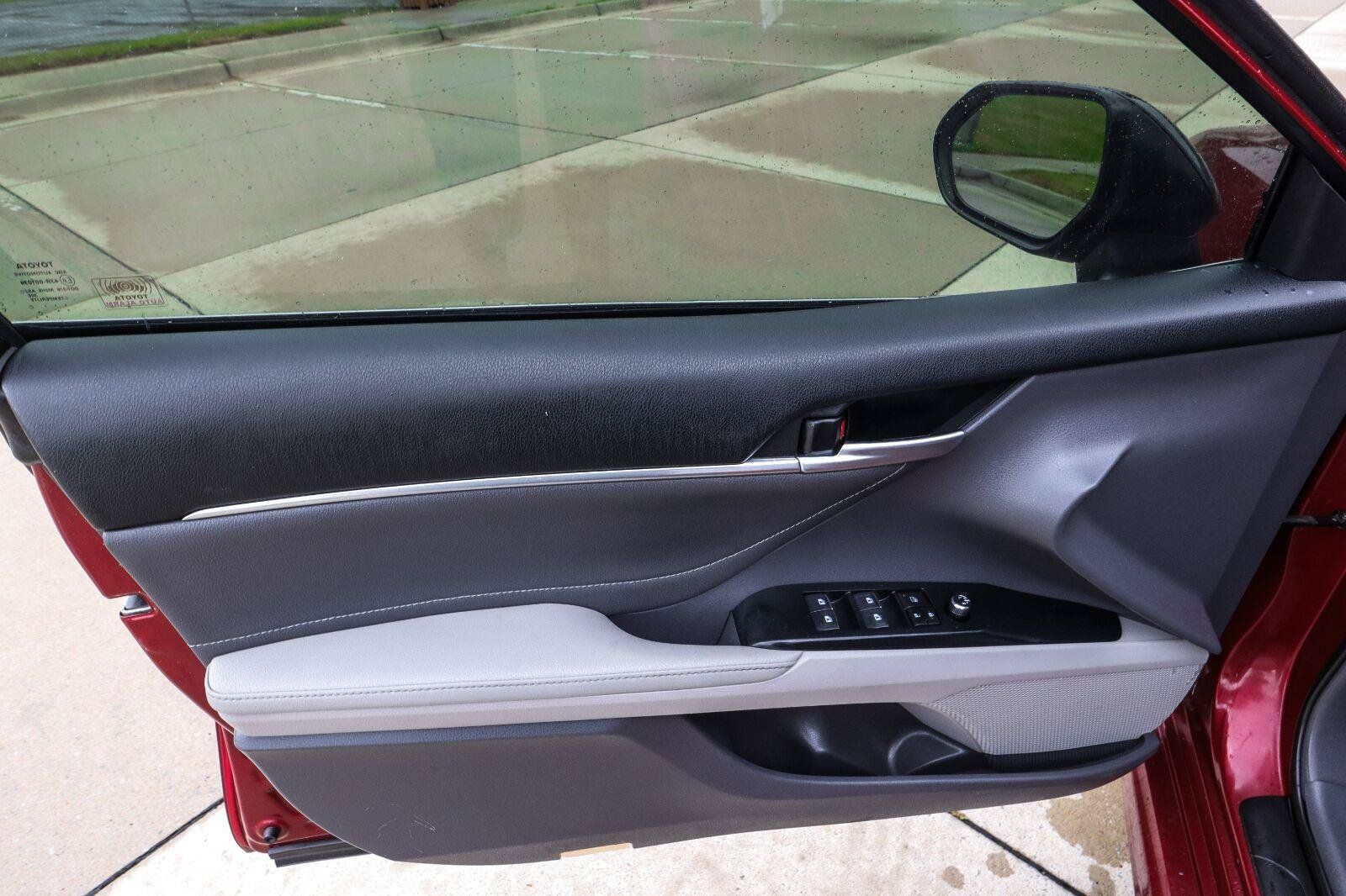 Used 2018 Toyota Camry XSE FWD image 32
