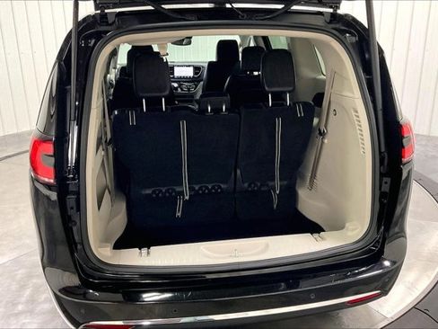 Used 2024 Chrysler Pacifica Touring-L image 39