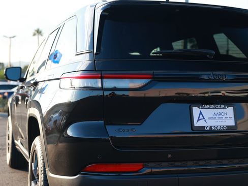 New 2025 Jeep Grand Cherokee Limited image 9