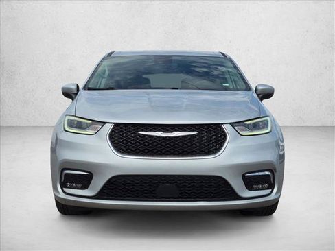 Used 2023 Chrysler Pacifica Touring-L FWD image 2
