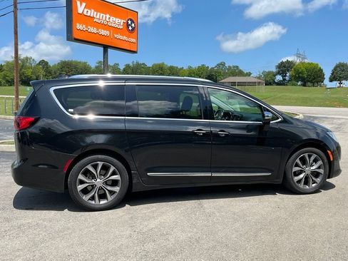 Used 2017 Chrysler Pacifica Limited w/ UConnect Theater Package FWD image 12