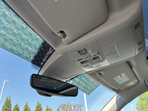 Used 2024 Volkswagen Tiguan SE image 36