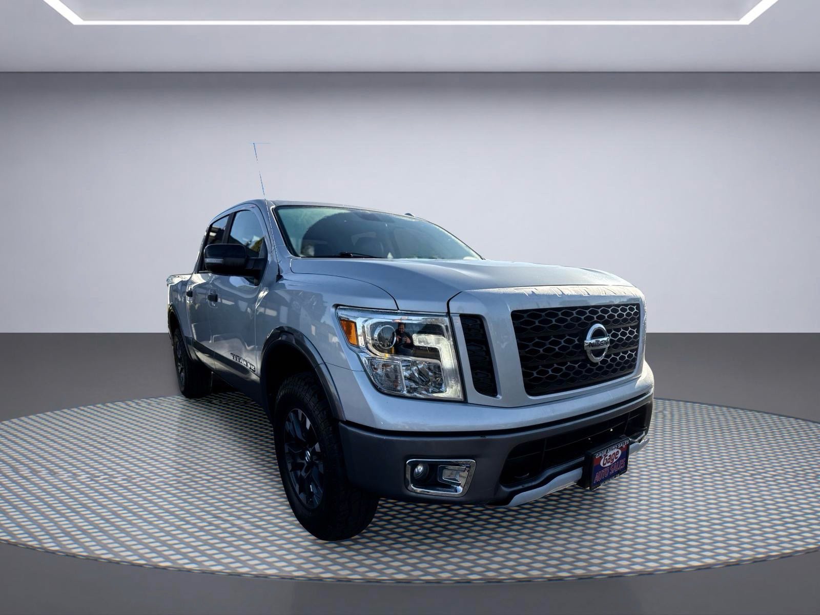 Used 2018 Nissan Titan PRO-4X AWD/4WD image 11