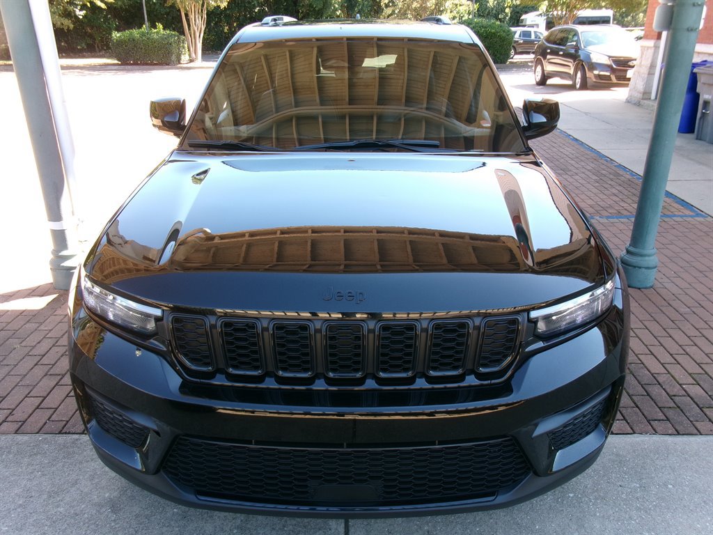 Used 2025 Jeep Grand Cherokee Altitude AWD/4WD image 3