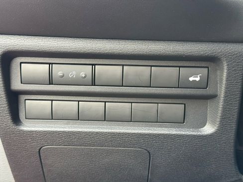 Used 2024 Mitsubishi Outlander SE image 17