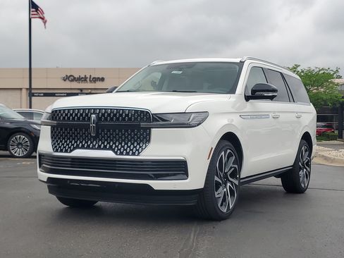 New 2026 Lincoln Navigator Reserve AWD/4WD image 2
