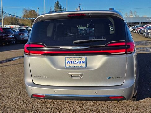Used 2021 Chrysler Pacifica Touring-L image 7