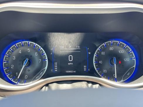 Used 2018 Chrysler Pacifica Touring-L FWD image 33