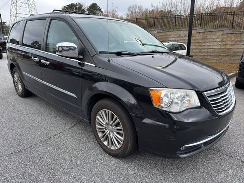 Used 2014 Chrysler Town & Country Touring-L w/ Driver Convenience Group image 3
