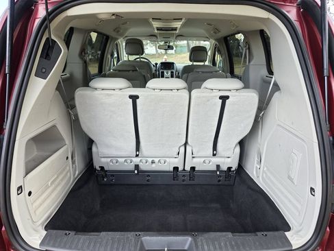 Used 2010 Chrysler Town & Country Touring Plus w/ Safetytec Group FWD image 17