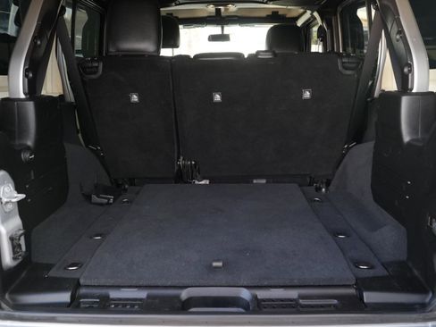 Used 2019 Jeep Wrangler Unlimited Sahara w/ Safety Group image 8