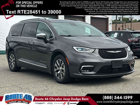 Used 2023 Chrysler Pacifica Pinnacle FWD image 1