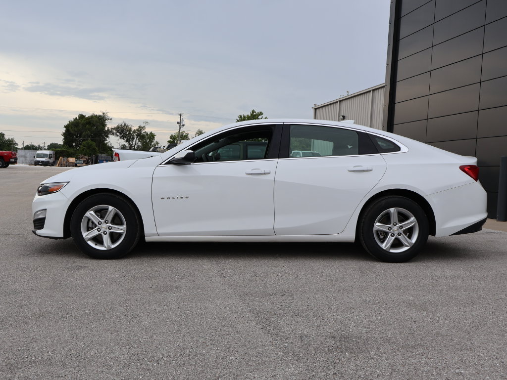 Used 2024 Chevrolet Malibu LT FWD image 2