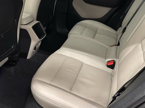 Used 2022 Volvo XC40 T5 Momentum w/ Protection Package image 25