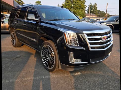 Used 2019 Cadillac Escalade Premium Luxury AWD/4WD image 3