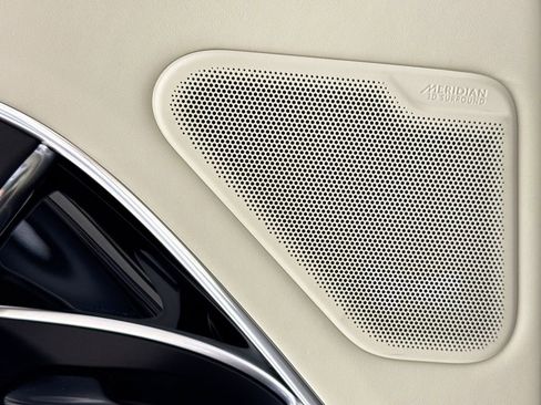 Used 2025 Land Rover Range Rover SE image 24