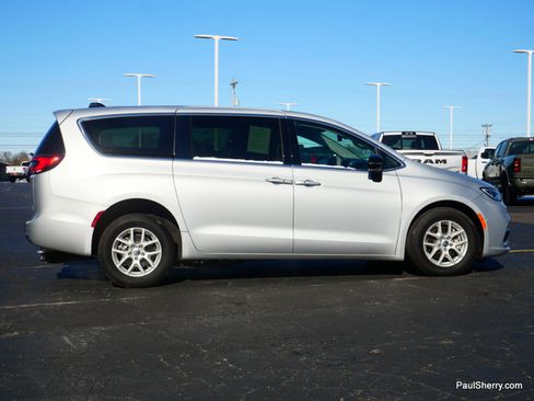 Used 2024 Chrysler Pacifica Touring-L image 22