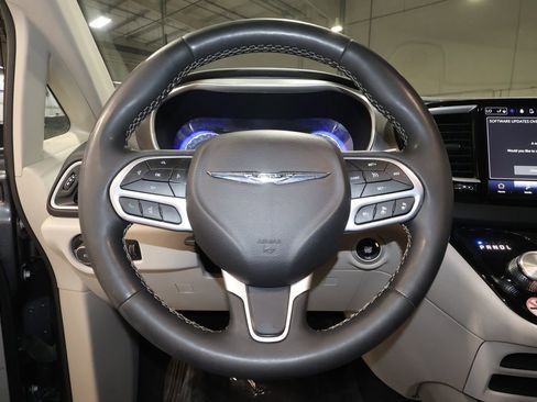Used 2023 Chrysler Pacifica Touring-L image 10