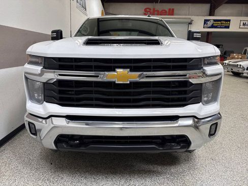 Used 2024 Chevrolet Silverado 2500 LT w/ Convenience Package image 2