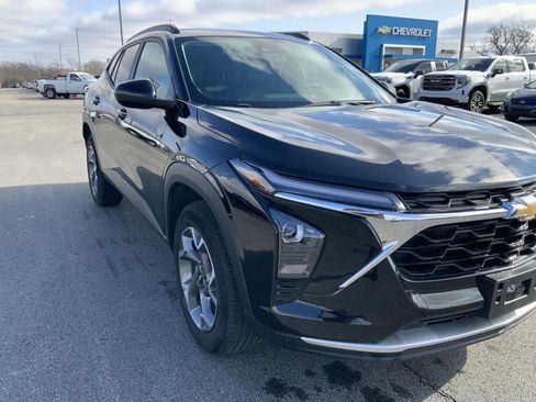 Used 2025 Chevrolet Trax LT FWD image 12