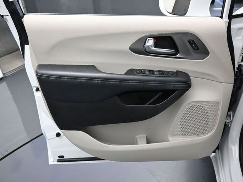 Used 2022 Chrysler Pacifica Touring-L FWD image 13