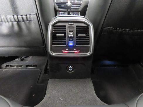 Certified 2026 Porsche Macan AWD/4WD image 32