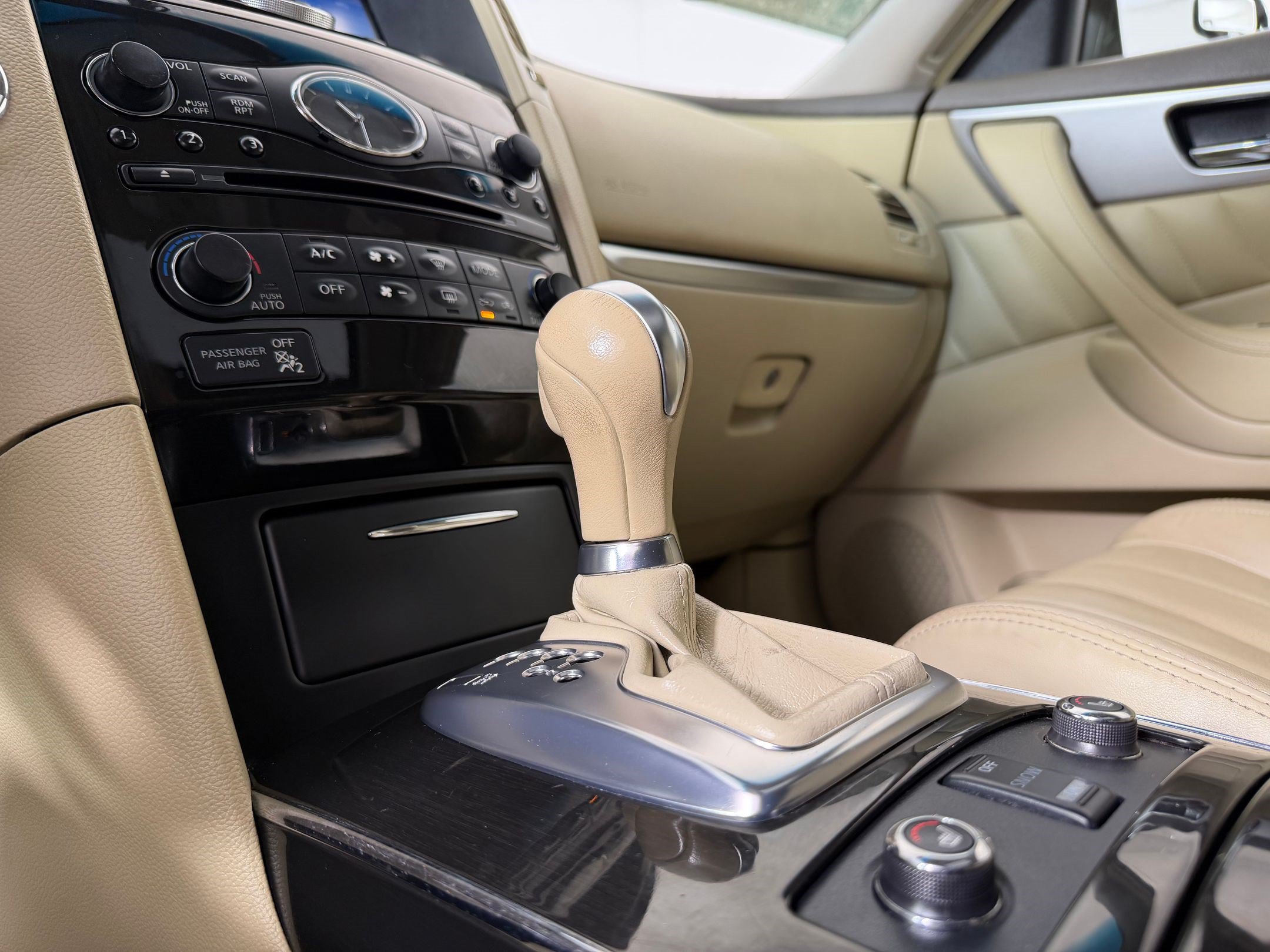 Used 2016 INFINITI QX70 AWD w/ Premium Package image 17
