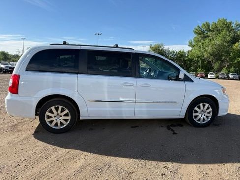 Used 2016 Chrysler Town & Country Touring FWD image 7