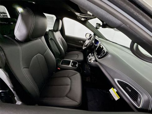 New 2026 Chrysler Pacifica Select image 22