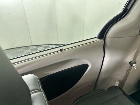 Used 2024 Chrysler Pacifica Touring-L image 31